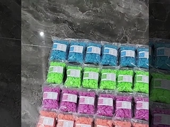 Поверхность кварца камешков сада желтого декоративного садка для рыбы светящая