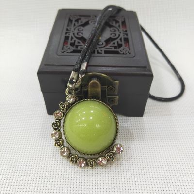Женский радиоактивный токсический свободный люминисцентный каменный шкентель